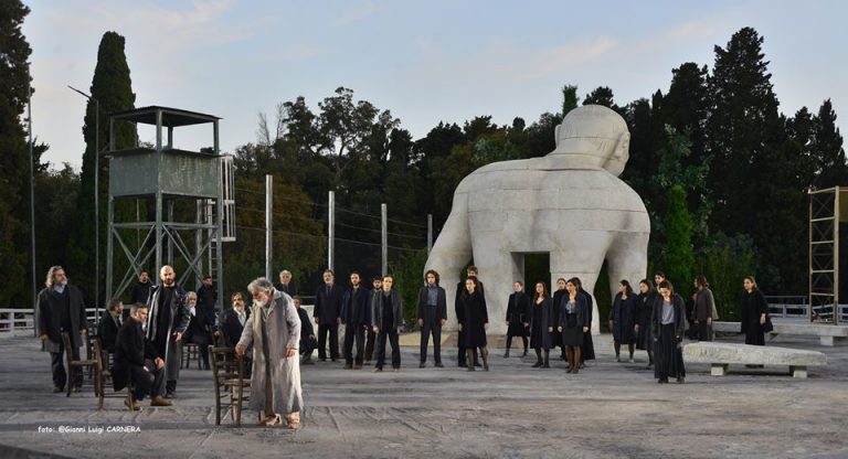 29Ιουλ2018 Όσο υπάρχει θέατρο, για τον Οιδίποδα επί Κολωνώ του Σοφοκλή σε σκηνοθεσία Γιάννη Κόκκου