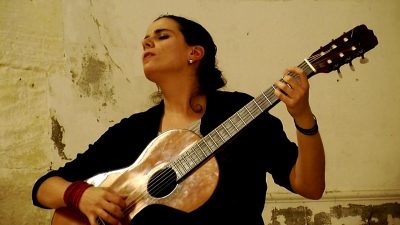 26Οκτ2018 Μια Νέα Πατρίδα έξω από το Παράθυρό μου –  Κατερίνα Φωτεινάκη: Τραγουδοποιός, ερμηνεύτρια, εξερευνήτρια της ποίησης, της μουσικής, του ρυθμού και της κιθάρας, μια σύγχρονη εκπρόσωπος των τροβαδούρων, ώρα 21:00