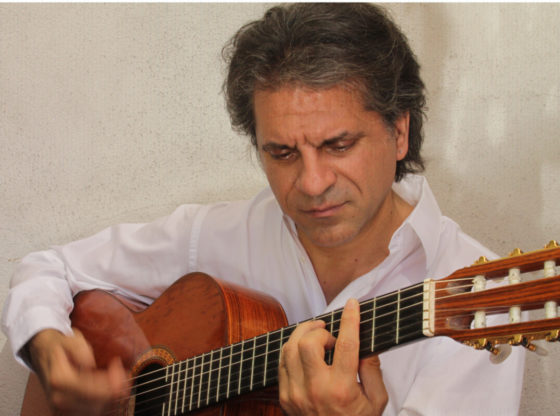 Σπύρος Εξάρας: Ο Έλληνας μουσικός που διαπρέπει στη Ν. Υόρκη στις “Φωνές και μουσικές”