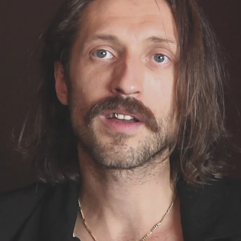 O Eugene Hutz (Gogol Bordello) στην εκπομπή “Από τις 45 στις 33 στροφές” με τον Πέτρο Αδάμ | 04.07.2022