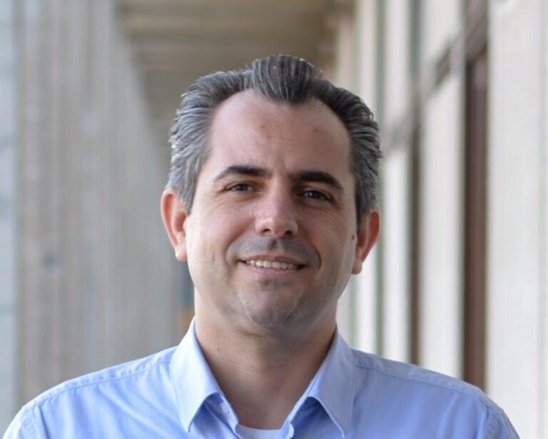 O καθηγητής χημείας του παν/μίου Κοπεγχάγης, Νίκος Χατζάκης στον 102FM | «Φωνές πίσω από τη μάσκα» | 10.10.2023