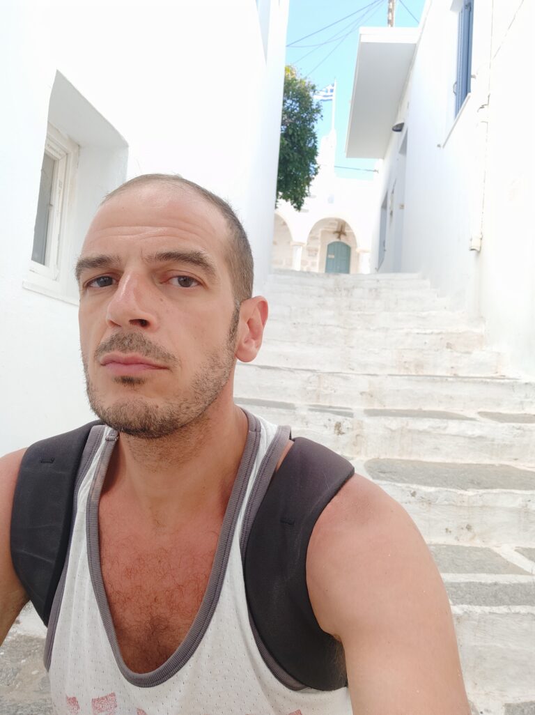 O ενημερωτής σεξουαλικής υγείας Ανέστης Τσάμπουρας, στον 102FM | «Φωνές πίσω από τη μάσκα» | 01.12.2023