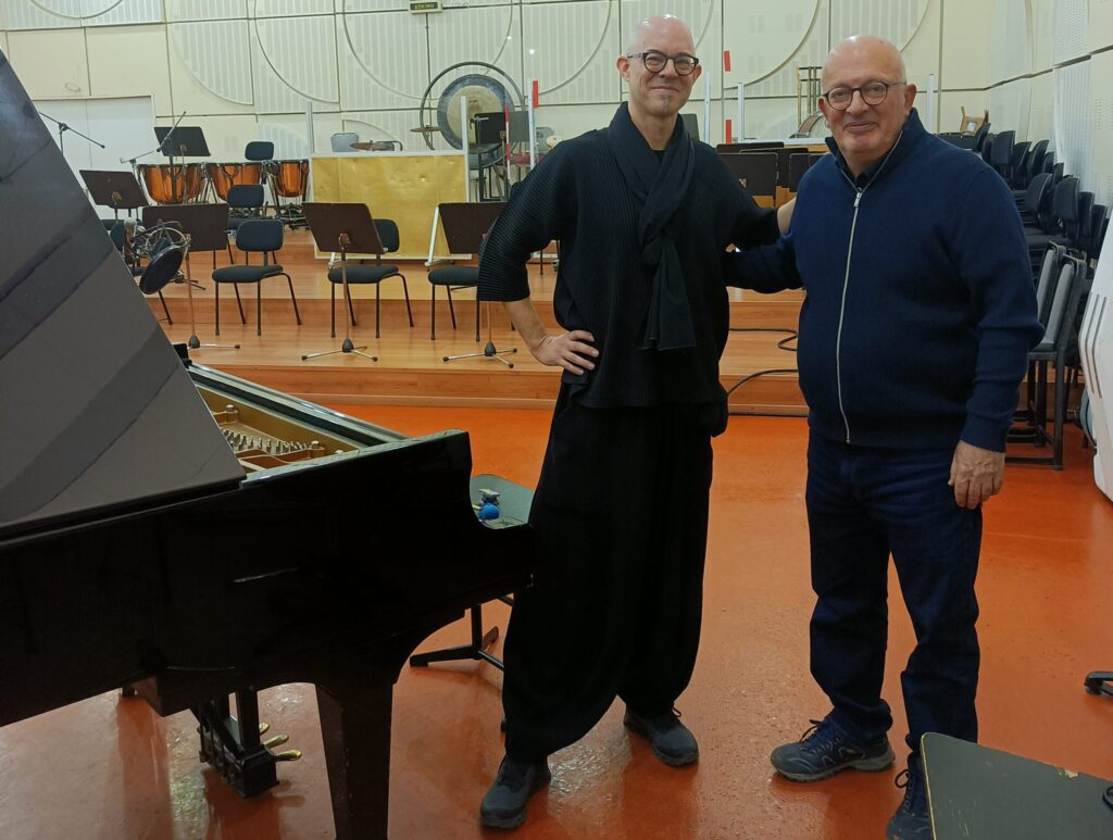 Nik-Bartsch & Γιώργος Μαρκάκης στο studio Β της ΕΡΤ κατά την ηχογράφηση της συνέντευξης του Ελβετού Καλλιτέχνη στο Τρίτο Πρόγραμμα