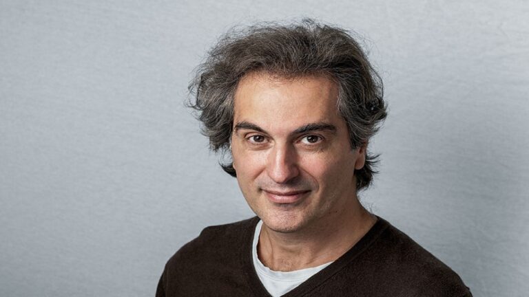 Πάνος Καρνέζης: “Δεν τρέφω ψευδαισθήσεις ότι έχω γίνει Βρετανός”