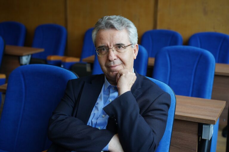 Ο π. πρύτανης, καθηγητής Εντομολογίας του Τμήματος Γεωπονίας, Δασολογίας και Φυσικού Περιβάλλοντος του Α.Π.Θ. Δημήτρης Κωβαίος, στον 102FM | «Αίθουσα Σύνταξης» | 25.06.2024