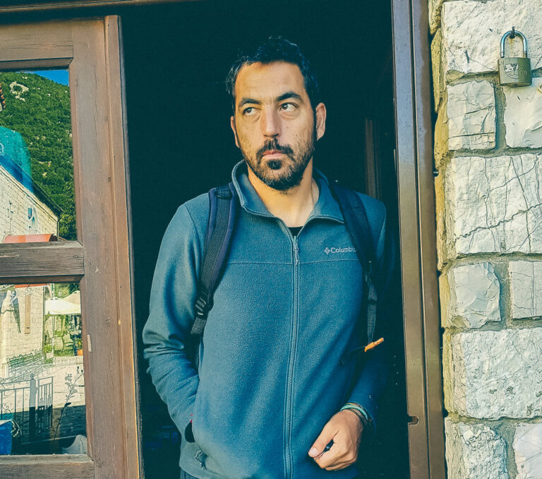 Ο Αγρονόμος – Τοπογράφος Μηχανικός του Ε.Μ.Π., Μέλος του Πανελλήνιου Συλλόγου “Ροή – Πολίτες Υπέρ των Ρεμάτων”, Μέλος της Ελληνικής Σπηλαιολογικής Εταιρείας, Συντονιστής της Ομάδας έρευνας, μελέτης και εξερεύνησης «Γεωμυθική» Δημήτρης Θεοδοσόπουλος, στον 102FM | «Εδώ και Τώρα» | 01.11.2024