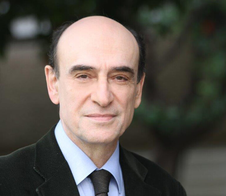 Ο ομότιμος καθηγητής του Τμήματος Οικονομικών Επιστημών του ΕΚΠΑ Παναγιώτης Πετράκης, στον 102FM | «Εδώ και Τώρα» | 20.01.2025