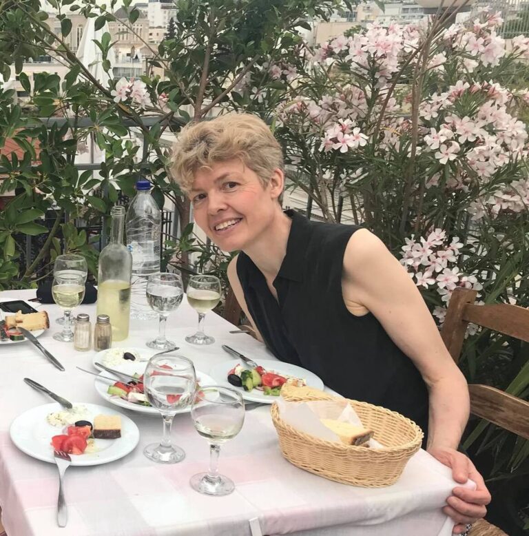 H Gonda Van Steen για την απόφαση σχετικά με τα υιοθετημένα Ελληνόπουλα στην “Παγκόσμια Φωνή μας” | 28.04.2025