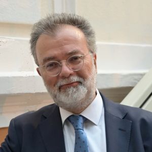 Καθηγητής Ιστορίας Νεότερων Χρόνων ΑΠΘ – Πρόεδρος της Επιτροπής Εορτασμού των 100 Ετών του ΑΠΘ Βασίλης Γούναρης, στον 102FM | «Αίθουσα Σύνταξης» | 15.04.2025