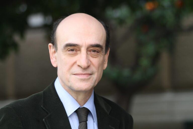 Ο ομότιμος καθηγητής Οικονομικών ΕΚΠΑ Παναγιώτης Πετράκης, στον 102FM | «Αίθουσα Σύνταξης» | 08.09.2025