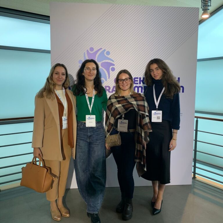 Πέντε νεαρές ομογενείς από το 2ο Συνέδριο Νέων της Διασποράς στην εκπομπή “Η Παγκόσμια Φωνή μας”|27.11.2025