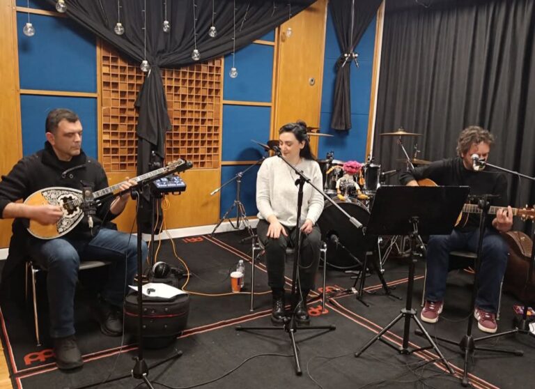 Η Στέλλα Γιαλτζή, ο Δημήτρης Μπαρτζώκας και ο Σωκράτης Σαββόπουλος στο στούντιο του 9.58 | Τζουκ Μποξ | 30/01/2026