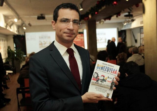 Ο Δημοσιογράφος-Σύμβουλος του Πρωθυπουργού σε θέματα Λατινικής Αμερικής Ιάσων Πιπίνης, στον 102FM | «Πανόραμα Επικαιρότητας» | 10.01.2026