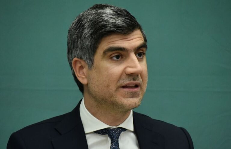 Το Μέλος του Πολιτικού Συμβουλίου του ΠΑΣΟΚ-ΚΙΝΑΛ Θανάσης Γλαβίνας, στον 102FM της ΕΡΤ3 | «Πανόραμα Επικαιρότητας» | 26.04.2026