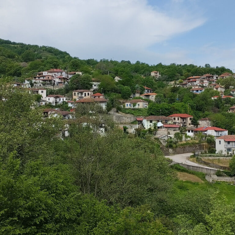 Στο Χωριό, με τον Προκόπη Αγγελόπουλο – “Ακάκιεεεε, μην ξεχάσεις το… χωριό σου” | 5-5-2026