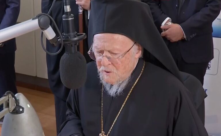 Το μήνυμα του Οικουμενικού Πατριάρχη Βαρθολομαίου στους Έλληνες όλου του Κόσμου από το στούντιο της Φωνής της Ελλάδας