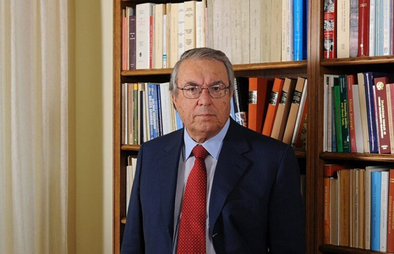 Ο Ομότιμος και Επίτιμος καθηγητής Γλωσσολογίας της Φιλοσοφικής Σχολής του ΕΚΠΑ, Γιώργος Μπαμπινιώτης, στον 102FM | «Επόμενη Στάση: Ενημέρωση» | 05.06.2026