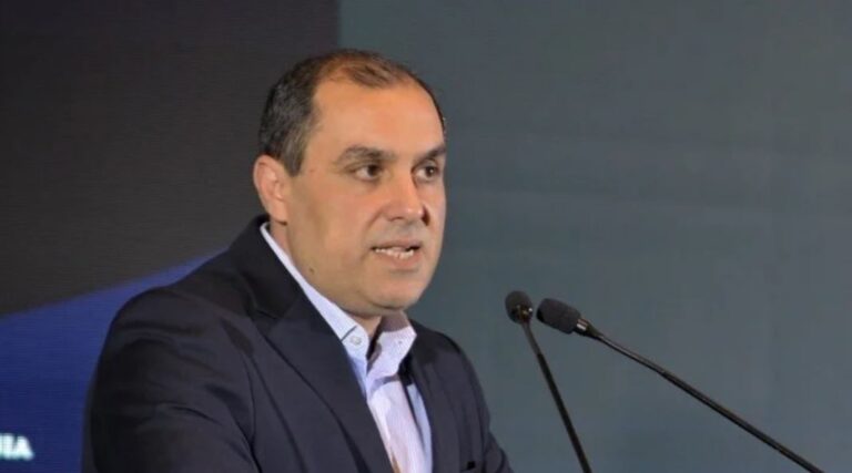 Ο Κώστας Κατσαφάδος, Υφυπουργός Κλιματικής Κρίσης και Πολιτικής Προστασίας, στον 102FM | «Επόμενη Στάση: Ενημέρωση» | 16.09.2026