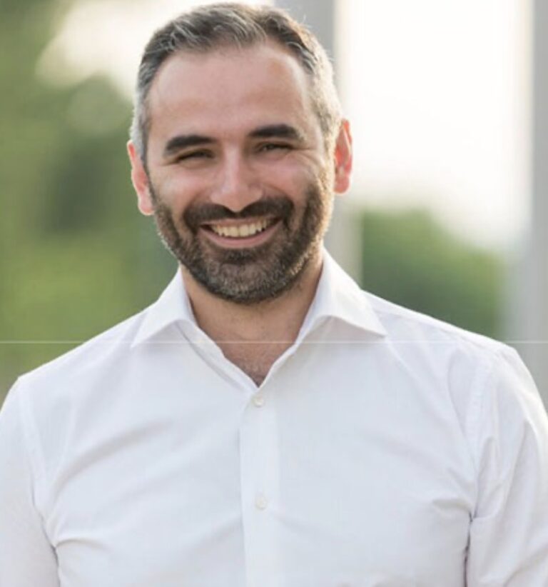 Ο Κώστας Καρπουχτσής, αναπληρωτής εκπρόσωπος Τύπου της Ελληνικής Αριστερής Συμπαράταξης, στον 102FM | «Επόμενη Στάση: Ενημέρωση» | 08.09.2026